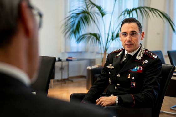 Landeshauptmann Arno Kompatscher (von hinten) sprach gestern mit Oberst Antonio Forte (im Bild), der vor einigen Tagen die Nachfolge seines Kollegen Raffaele Rivola als Leiter des Landeskommandos der Carabinieri angetreten hat. (Foto: LPA/Fabio Brucculeri)