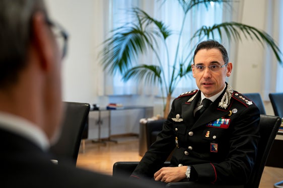 Landeshauptmann Arno Kompatscher (von hinten) sprach gestern mit Oberst Antonio Forte (im Bild), der vor einigen Tagen die Nachfolge seines Kollegen Raffaele Rivola als Leiter des Landeskommandos der Carabinieri angetreten hat. (Foto: LPA/Fabio Brucculeri)