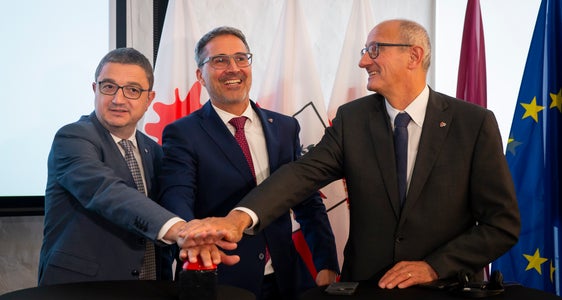 Neuer Euregio-Wetterbericht: Das Startsignal gaben die Landeshauptleute (v. l.) Maurizio Fugatti (Trient), Euregio-Präsident Arno Kompatscher (Südtirol) und Anton Mattle (Tirol) im Juni bei der Vorstandssitzung im Stift Marienberg. (Foto: LPA/Fabio Brucculeri)