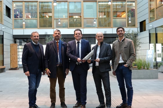 Georg Deggendorfer (Bayern), Landesrat Daniel Alfreider (Südtirol), Landesrat Renè Zumtobel (Tirol), Massimo Negriolli (Trentino), Gabriel Klammer (Wirtschaftskammer Tirol) bei der AGB-Präsidentenkonferenz in Innsbruck. (Foto: Land Tirol/Lea Knabl)