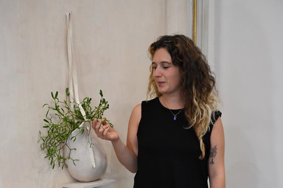 Samira Mosca gewann den Museion-Preis der dritten Ausgabe des Piero-Siena-Preises. In ihrer künstlerischen Forschung nutzt sie Fotografie, Keramik, Installationen und Performances, um den Körper als Raum von Erinnerungen, Wünschen, Verletzlichkeiten und gesellschaftlichen Normen zu erforschen. Ihre Werke sind bis Jänner 2027 im Castello di Rivoli Museo d’Arte Contemporanea zu sehen. (Foto: LPA/Amt für italienische Kultur/Daniel Agostini)