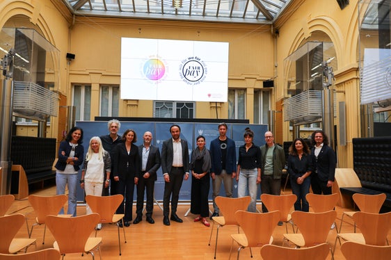 Uniti per condizioni di lavoro e salari equi nel settore culturale: (da sinistra) Eva Gratl, Sylvia Hofer, Meinhard Khuen, Angelika Gasser, Volker Klotz, il Consigliere di Stato Philipp Achammer, Joanna Voss, Peter Schorn, Eva Kuen, Martin Bampi, Margit Oberrauch, Philipp Genetti. (Foto: USP/Clara Masiero)