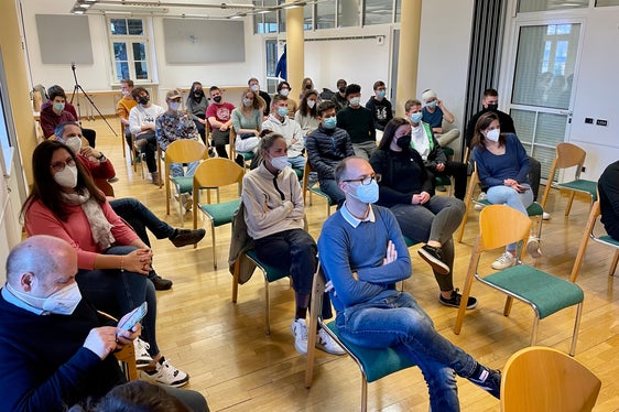 Die Maturantinnen und Maturanten warten gespannt auf die Aufgabenstellungen. (Foto: LPA/Deutsche Bildungsdirektion/Christof Wiedemair)