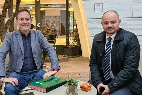 Vermögenslandesrat Massimo Bessone (li) und der Direktor der Landesabteilung Vermögen Daniel Bedin nach der Unterschrift des Dekrets vor der Landhaus Bar”, deren Konzession ausgeschrieben wird. (Foto: LPA/Anna Pitarelli)