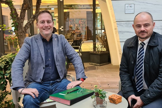 Vermögenslandesrat Massimo Bessone (li) und der Direktor der Landesabteilung Vermögen Daniel Bedin nach der Unterschrift des Dekrets vor der Landhaus Bar”, deren Konzession ausgeschrieben wird. (Foto: LPA/Anna Pitarelli)