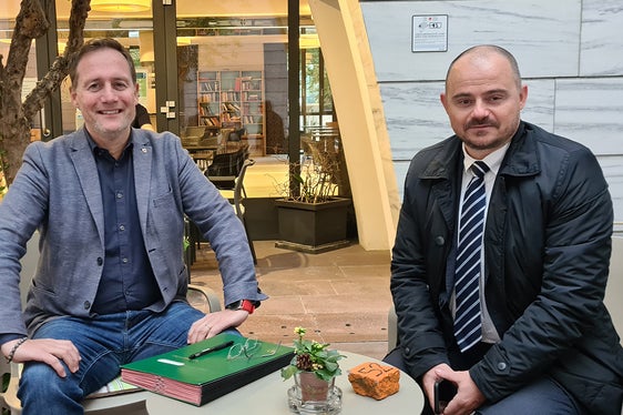 Vermögenslandesrat Massimo Bessone (li) und der Direktor der Landesabteilung Vermögen Daniel Bedin nach der Unterschrift des Dekrets vor der Landhaus Bar”, deren Konzession ausgeschrieben wird. (Foto: LPA/Anna Pitarelli)