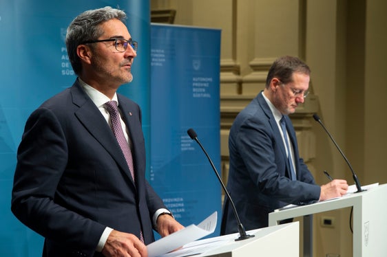 Landeshauptmann Kompatscher (l.) und Landesrat Bessone in der heutigen (13. Dezember) Pressekonferenz (Foto: LPA/Fabio Brucculeri)