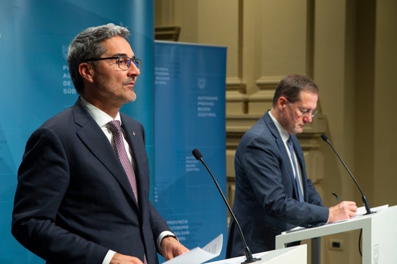 Il presidente Arno Kompatscher e l'assessore Massimo Bessone nel corso della conferenza stampa odierna (Foto: ASP/F. Brucculeri)