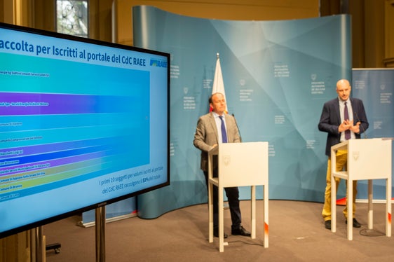 La Provincia di Bolzano si attesta alla media nazionale nella raccolta di rifiuti elettronici. È questo il dato principale emerso dalla presentazione odierna sui dati del territorio altoatesino, promossa dall’Assessorato ambiente ed energia della Provincia Autonoma di Bolzano e dal Centro di Coordinamento RAEE (Foto: ASP/Fabio Brucculeri)