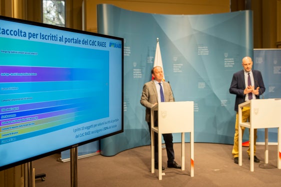 La Provincia di Bolzano si attesta alla media nazionale nella raccolta di rifiuti elettronici. È questo il dato principale emerso dalla presentazione odierna sui dati del territorio altoatesino, promossa dall’Assessorato ambiente ed energia della Provincia Autonoma di Bolzano e dal Centro di Coordinamento RAEE (Foto: ASP/Fabio Brucculeri)