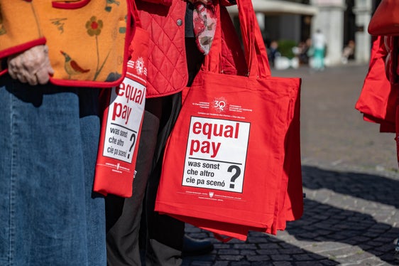 Die roten Taschen sind ab dem heutigen Equal Pay Day wieder verstärkt im Umlauf. Darin finden sich Informationen zu Themen wie Altersarmut oder Finanzplanung. (Foto: LPA/Greta Stuefer)