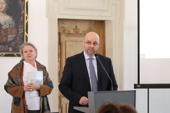Landeskonservatorin Karin Dalla Torre und der Direktor des Landesarchivs Gustav Pfeifer am Beginn der Pressekonferenz zur Vorstellung des Handbuchs Kulturgüterschutz im Ansitz Rottenbuch in Bozen (Foto: LPA/Maja Clara)