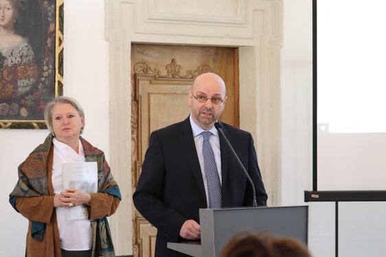 La soprintendente provinciale ai beni culturali, Karin Dalla Torre, e il direttore dell'Archivio provinciale, Gustav Pfeifer nel corso dell'odierna presentazione del manuale (Foto: LPA/Maja Clara)