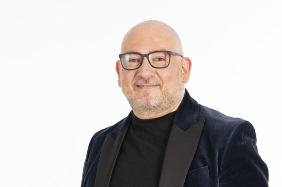 Vincenzo Gannuscio è docente associato di lingua tedesca e traduzione presso il Dipartimento di Studi Linguistici e Culturali dell'Università di Modena e Reggio Emilia. Nelle sue ricerche si è occupato anche dell'uso che la destra populista fa della lingua, mettendo ad esempio a confronto Lega Nord in Italia e AfD in Germania, di politica e linguaggio giovanile in Germania e delle teorie complottiste antisemite in relazione alla pandemia di Covid. (Foto: privata)