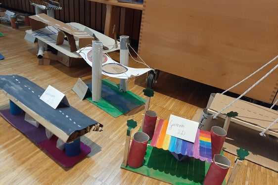 An der Initiative flotte Brücken haben sich in diesem Jahr wieder mehrere Schülerinnen und Schüler beteiligt. Die Arbeiten werden derzeit ausgestellt. (Foto: LPA/Bildungsdirektion)