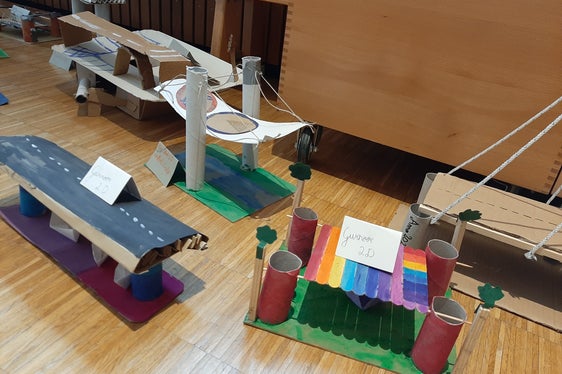 An der Initiative flotte Brücken haben sich in diesem Jahr wieder mehrere Schülerinnen und Schüler beteiligt. Die Arbeiten werden derzeit ausgestellt. (Foto: LPA/Bildungsdirektion)