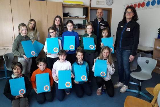Ausgerüstet mit einer eigens angelegten Feldmappe brachen die Schülerinnen und Schüler der Grundschule Altrei ins Gelände auf, unterrichtet und begleitet von Doris Niederjaufner und Werner Verant vom Landesamt für Zivilschutz. (Foto: LPA/Agentur für Bevölkerungsschutz)