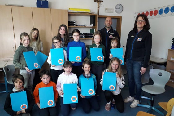 Gli alunni della scuola primaria di Anterivo sono partiti sul campo con un'apposita cartelletta informativa, istruiti e accompagnati da Doris Niederjaufner e Werner Verant, dell'Agenzia per la Protezione civile (Foto: ASP/Agenzia Protezione civile)