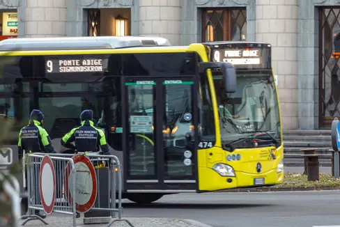 Die Straßen rund um den Bozner Bahnhof werden in Kürze einer Neugestaltung unterzogen, das bedingt auch eine veränderte Linienführung der Stadt- und Regionalbusse. (Foto: LPA/Oskar Verant)