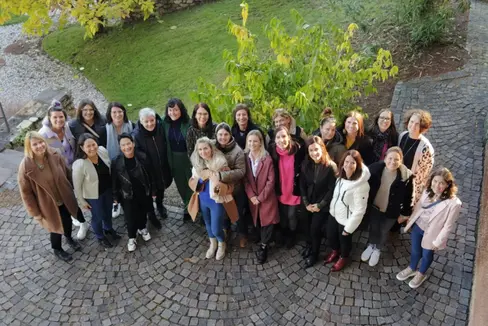 Foto di gruppo delle partecipanti al corso: Abarth Roswitha, Aschbacher Verena, D’Angelo Annette, Dibiasi Christiane, Ellemunt Sonja, Frenademetz Julia, Gemassmer Karin, Graf Johanna, Gstrein Barbara, Huber Sylvia, Karner Simone, Lusser Brigitte, Markart Jasmin, Niederegger Miriam, Ohnewein Franziska, Pichler Martina, Schwarz Charlotte, Tribus Andrea Anita, Tripodi Nadia, Tröbinger Inge, Tumpfer Katharina, Uhl Anna (Foto: ASP/Michela Oberhauser)
