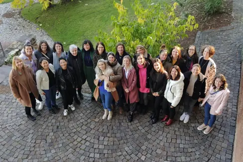 Foto di gruppo delle partecipanti al corso: Abarth Roswitha, Aschbacher Verena, D’Angelo Annette, Dibiasi Christiane, Ellemunt Sonja, Frenademetz Julia, Gemassmer Karin, Graf Johanna, Gstrein Barbara, Huber Sylvia, Karner Simone, Lusser Brigitte, Markart Jasmin, Niederegger Miriam, Ohnewein Franziska, Pichler Martina, Schwarz Charlotte, Tribus Andrea Anita, Tripodi Nadia, Tröbinger Inge, Tumpfer Katharina, Uhl Anna (Foto: ASP/Michela Oberhauser)
