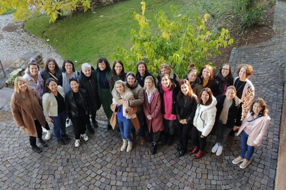 Foto di gruppo delle partecipanti al corso: Abarth Roswitha, Aschbacher Verena, D’Angelo Annette, Dibiasi Christiane, Ellemunt Sonja, Frenademetz Julia, Gemassmer Karin, Graf Johanna, Gstrein Barbara, Huber Sylvia, Karner Simone, Lusser Brigitte, Markart Jasmin, Niederegger Miriam, Ohnewein Franziska, Pichler Martina, Schwarz Charlotte, Tribus Andrea Anita, Tripodi Nadia, Tröbinger Inge, Tumpfer Katharina, Uhl Anna (Foto: ASP/Michela Oberhauser)