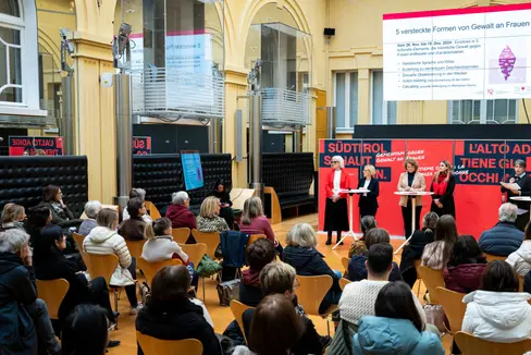 Nel cortile interno di Palazzo Widmann lunedì 29 dicembre è in programma la conferenza stampa di fine con il presidente della Provincia di Bolzano Arno Kompatscher. (Foto: USP/Fabio Brucculeri)