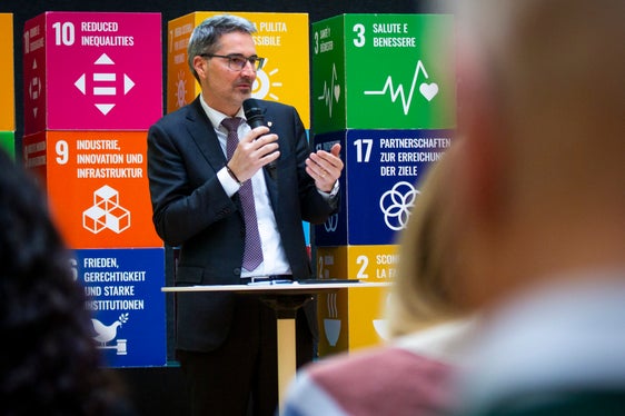 Landeshauptmann Kompatscher dankte allen, die im Klimabürgerrat und im Stakeholder Forum Klima mitarbeiten werden: Der große Wandel, der uns bevorsteht, kann nur in einem Miteinander angegangen werden. (Foto: LPA/Fabio Brucculeri)