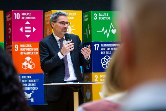 Landeshauptmann Kompatscher dankte allen, die im Klimabürgerrat und im Stakeholder Forum Klima mitarbeiten werden: Der große Wandel, der uns bevorsteht, kann nur in einem Miteinander angegangen werden. (Foto: LPA/Fabio Brucculeri)