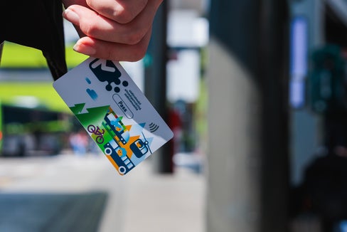 Sono esclusi dall'attuale adeguamento all'inflazione i biglietti introdotti il 1. luglio 2025, tra cui l'abbonamento altoadigemobilità Fix365 Pass, nella foto. (Foto: USP/STA/Ivan Brentegani)