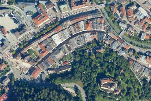 Con i piani di attuazione, i Comuni assicurano l'uso e la progettazione efficiente e di qualità dello spazio pubblico e privato e l'equa distribuzione dei diritti edificatori. Nella foto il centro storico di Brunico (Foto: Geobrowser Maps)