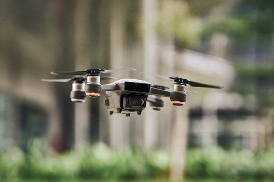 Über das Bürgerportal Civis.bz.it sind alle wichtigen Informationen und Formulare für genehmigungspflichtige Vorhaben – etwa Drohnenflüge in Schutzgebieten - schnell und einfach online erhältlich. (Foto: Canva)