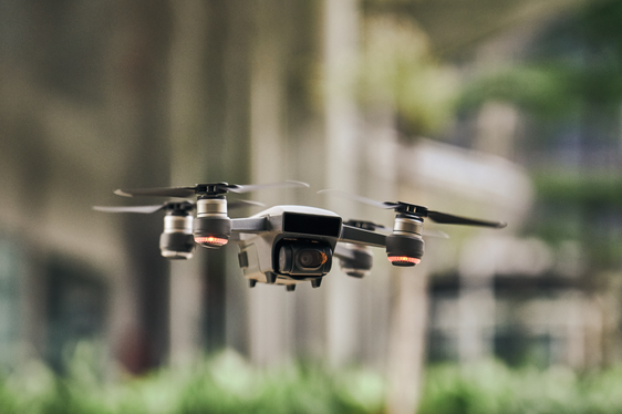 Über das Bürgerportal Civis.bz.it sind alle wichtigen Informationen und Formulare für genehmigungspflichtige Vorhaben – etwa Drohnenflüge in Schutzgebieten - schnell und einfach online erhältlich. (Foto: Canva)