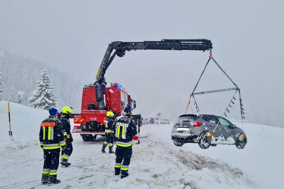 Hilfe, wenn Not am Mann ist: Zu etwa 60 Einsätzen wurden allein die Freiwilligen Feuerwehren infolge des Wintereinbruchs gerufen. (Foto: Landesverband der Freiwilligen Feuerwehren Südtirols)
