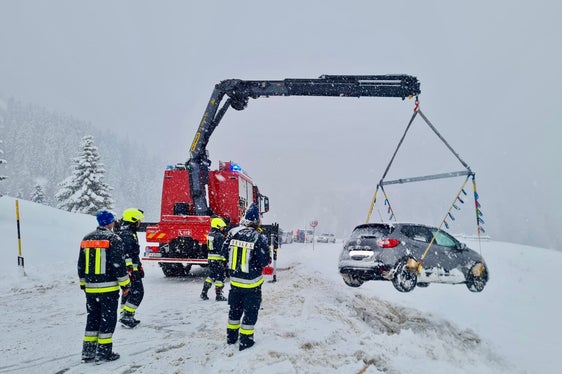 Disagi anche alla circolazione stradale, con diversi mezzi bloccati lungo le arterie invase dalla neve,caduta nelle scorse ore. (Foto: Vigili del fuoco volontari dell'Alto Adige)