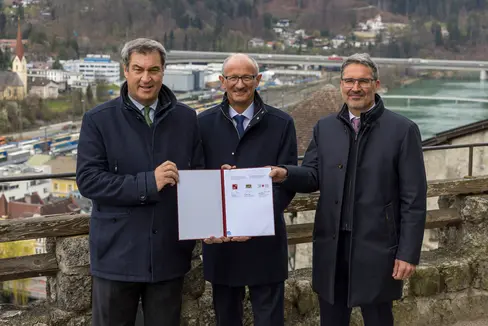 Il presidente Arno Kompatscher non si stanca di ripeterlo: i negoziati sono preferibili alle controversie giudiziarie. La dichiarazione d'intenti di Kufstein dell'aprile 2023 (nella foto da sinistra il primo ministro bavarese Markus Söder, il presidente tirolese Anton Mattle e il presidente Kompatscher) è un esempio di accordo a livello regionale come base per un sistema di gestione digitale del traffico che può essere sviluppato su scala più ampia. (Foto: ASP)