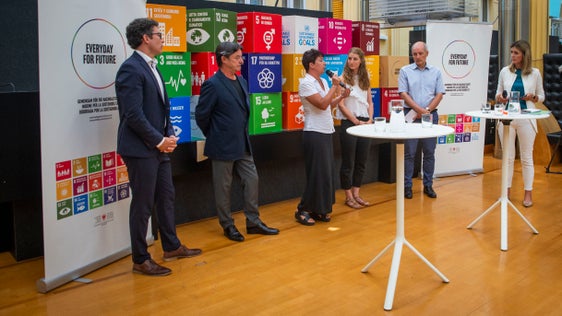Alla conferenza stampa sono intervenuti i rappresentanti di diversi settori: in rappresentanza delle associazioni giovanili, Josef Oberhofer per le associazioni ambientaliste, Wolfgang Obwexer per le associazioni sociali, e Donatella Califano, in rappresentanza dei sindacati. (Foto: ASP/Fabio Brucculeri)