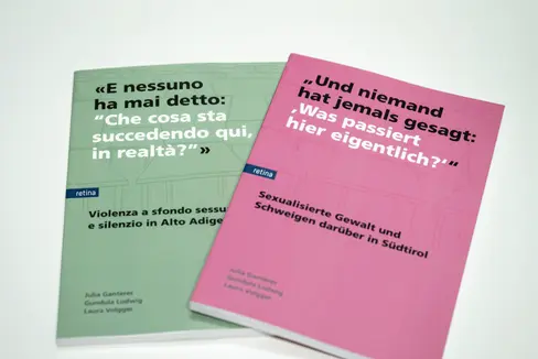 Im Buch Und niemand hat jemals gesagt: 'Was passiert hier eigentlich? sind Auszüge aus den qualitativen Interviews im Zusammenhang mit der Erstellung der Studie „Sexualisierte Gewalt in Südtirol“ zu finden. Es soll dazu beitragen, den Erfahrungen und dem Wissen der Interviewpartner und -partnerinnen Gehör zu erhalten. (Foto: LPA/Fabio Brucculeri)