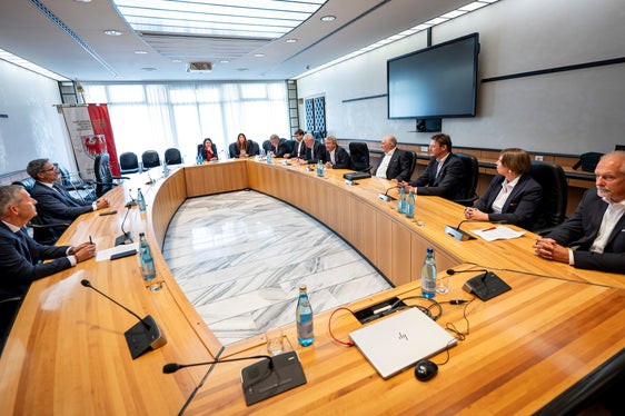 Der Verband der Südtiroler Sportvereine ist mit 86.000 Mitgliedern und 500 Mitgliedsvereinigungen das stimmenstärkste Sprachrohr für Südtirols Sport. Der im März gewählte Vorstand hat sich am 20. Juni mit Landeshauptmann Kompatscher und Sportlandesrat Brunner getroffen. (Foto: LPA/Fabio Brucculeri)