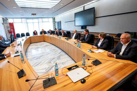 Der Verband der Südtiroler Sportvereine ist mit 86.000 Mitgliedern und 500 Mitgliedsvereinigungen das stimmenstärkste Sprachrohr für Südtirols Sport. Der im März gewählte Vorstand hat sich am 20. Juni mit Landeshauptmann Kompatscher und Sportlandesrat Brunner getroffen. (Foto: LPA/Fabio Brucculeri)