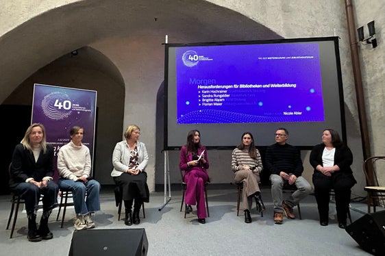 Nella corso della tavola rotonda, moderata da Nicole Abler (al centro), il personale a tempo pieno e volontario delle biblioteche e delle agenzie di formazione permanente ha discusso con il pubblico sul futuro del loro impegno. (Foto: ASP)