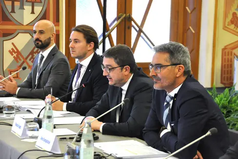 Il presidente della Provincia di Bolzano Arno Kompatscher (primo da destra) al forum annuale di Eusalp: La macroarea di Eusalp è il luogo economicamente più forte e più attraente in cui vivere nel cuore dell'Europa. Accanto a lui il governatore Maurizio Fugatti e l'assessore provinciale all'Istruzione e alla cultura del Trentino Mirko Bisesti (2° e 3° da destra). (Foto: Ufficio Stampa Provincia autonoma di Trento)