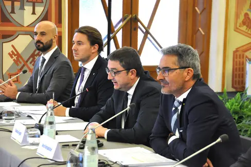 Il presidente della Provincia di Bolzano Arno Kompatscher (primo da destra) al forum annuale di Eusalp: La macroarea di Eusalp è il luogo economicamente più forte e più attraente in cui vivere nel cuore dell'Europa. Accanto a lui il governatore Maurizio Fugatti e l'assessore provinciale all'Istruzione e alla cultura del Trentino Mirko Bisesti (2° e 3° da destra). (Foto: Ufficio Stampa Provincia autonoma di Trento)