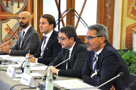 Landeshauptmann Arno Kompatscher (1.v.r.) beim Eusalp-Jahresforum: Der Eusalp-Raum ist der wirtschaftlich stärkste und attraktivste Lebensraum im Herzen Europas. Daneben Landeshauptmann Maurizio Fugatti und der Trentiner Bildungs- und Kulturlandesrat Mirko Bisesti (2. und 3.v.r.). (Foto: Presseamt Trentino)