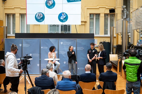 Im Rahmen der Vorstellung standen drei erfolgreiche Südtiroler Athletinnen und Athleten im Mittelpunkt: Eva Lechner, Evelin Lanthaler und Matteo Bianchi. Sie gaben persönliche Einblicke in ihre Karrieren und blickten auf prägende Erfolge zurück. (Foto: LPA/Fabio Brucculeri)