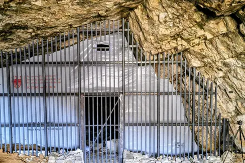 La parete rocciosa del Col Toronn con al centro l’ingresso della grotta scoperta. (foto: USP/Ufficio Beni archeologici)