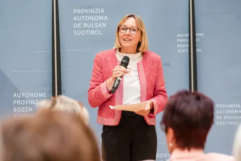Auf Vorschlag von Personallandesrätin Magdalena Amhof ist die bestehende Regelung zur Nebentätigkeit im Landesdienst ist vereinfacht worden. (Foto: LPA/Berhard Aichner)