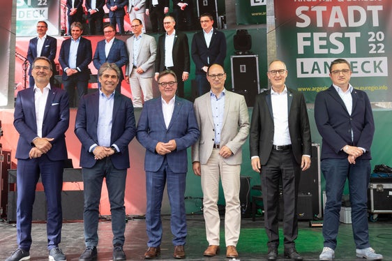 Il presidente dell'Alto Adige Arno Kompatscher, il sottosegretario lombardo Alan Christian Rizzi, il presidente del Tirolo Günther Platter, i consiglieri Marc Mächler di San Gallo e Christian Rathgeb dei Grigioni e il presidente trentino Fugatti a Landeck oggi (Foto: Land Tirol/Die Fotografen)