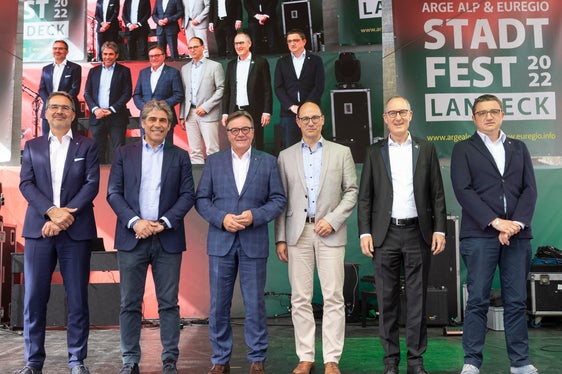 Il presidente dell'Alto Adige Arno Kompatscher, il sottosegretario lombardo Alan Christian Rizzi, il presidente del Tirolo Günther Platter, i consiglieri Marc Mächler di San Gallo e Christian Rathgeb dei Grigioni e il presidente trentino Fugatti a Landeck oggi (Foto: Land Tirol/Die Fotografen)