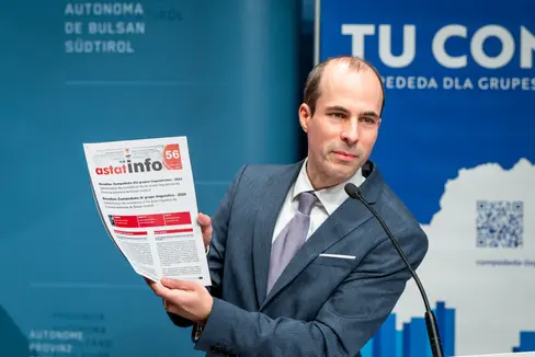 Timon Gärtner, Direktor des ASTAT, erläutert das Landesstatistikprogramm. (Foto: LPA/Fabio Brucculeri)